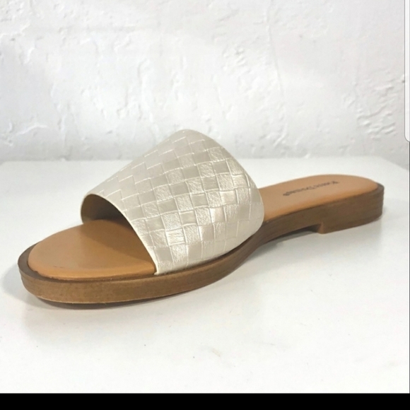 Shoes - Creme color summer sandal